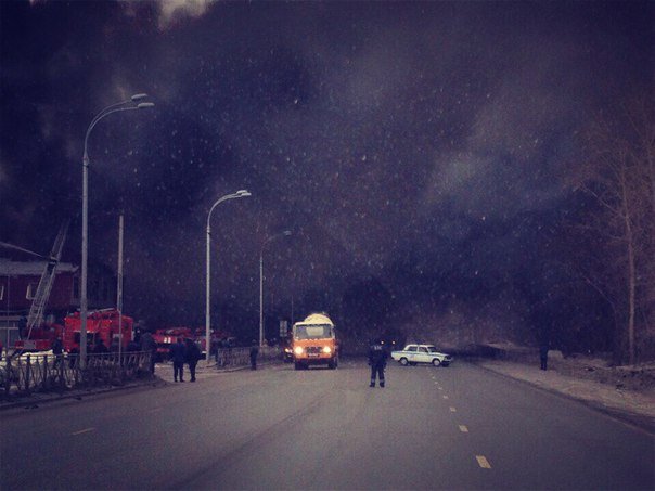 Трассу М-52 перекрыли из-за дыма от горящего магазина в Бердске
